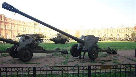 Українські солдати використовують раритетну гармату Д-48, яку було ...