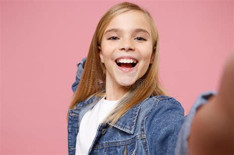Gros Plan De Rire Petite Fille Blonde De Ans En Veste Denim Isol E Sur Fond De Mur Rose