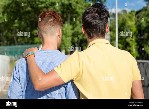 Vue arrière d un jeune couple gay méconnaissable debout ensemble à l extérieur LGBT et concept