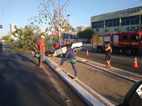 Carro Bate Em árvore E Deixa Três Pessoas Feridas Na Avenida João Xxiii