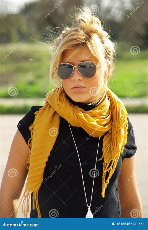 Jeune Blonde Avec Des Lunettes De Soleil Photo Stock Image Du Fille Cheveu 16156462