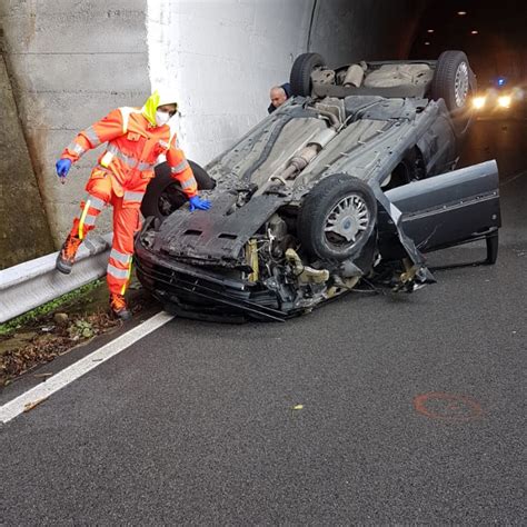 Auto Sbanda E Si Ribalta A Paola Feriti Tra Cui Due Bambine