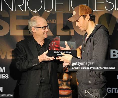 Enrique Iglesias Receives Music Awards Photos and Premium High Res ...