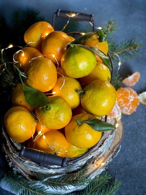 Mandarinas Maduras Y Brillantes Con Hojas Yacen En Una Canasta De Metal