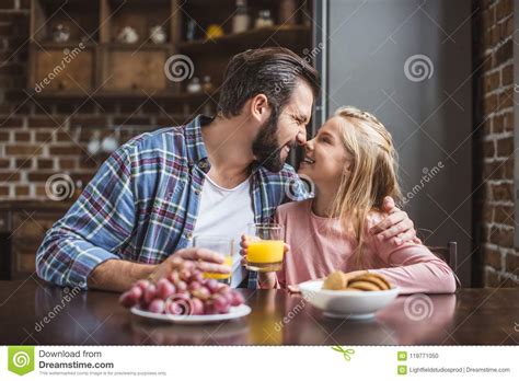 Retrato Del Padre Y De La Hija Linda Que Desayunan Junto Foto De