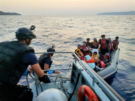 Pol Cia Mar Tima Resgata Migrantes Ao Largo Da Ilha Grega De Lesbos