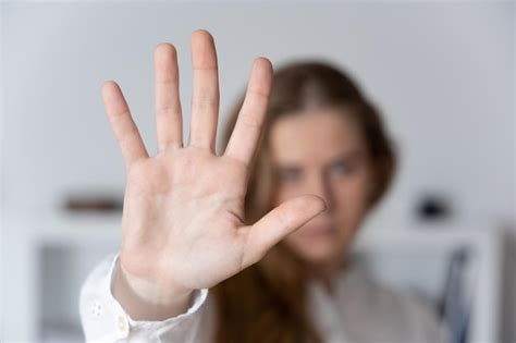 Mujer haciendo señal de stop con la mano Concepto de violencia