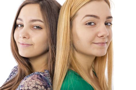 Deux Adolescentes Attirantes De Sourire Blondes Et Brune Photo Stock