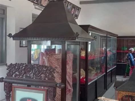 Melihat Koleksi Museum Mandhilaras Pamekasan