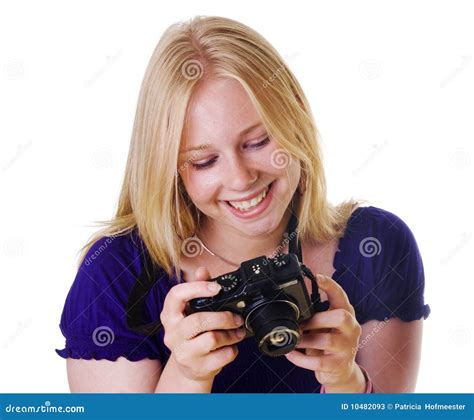 Het Meisje Van De Blonde Het Herzien Beelden Op Camera Stock Afbeelding Image Of Beelden