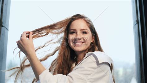 窗边的年轻红发女孩的画像白色衬衣的女孩窗口附近的温柔和脆弱的女孩女孩高清图片下载 正版图片506725733 摄图网