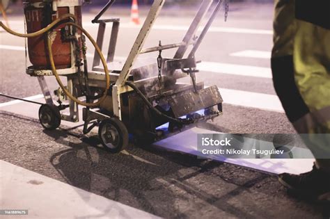 Proses Pembuatan Marka Permukaan Jalan Baru Dengan Mesin Striping Garis