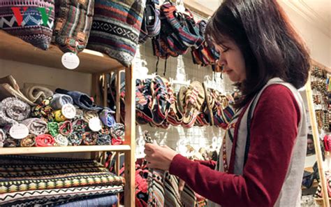 X Hà thành khởi nghiệp từ bikini có họa tiết thổ cẩm