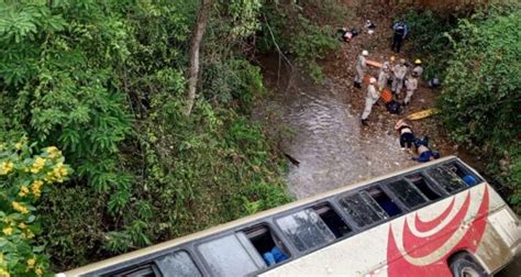 Al Menos Muertos Y Una Veintena De Heridos Al Caer Un Autob S Por Un