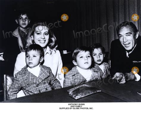 Photos and Pictures - Anthony Quinn & Family V6935. Globe Photos Inc.