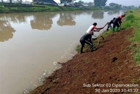 Satgas Citarum Sektor 21 3 Giat Babad Rumput Angkat Sampah Gunakan