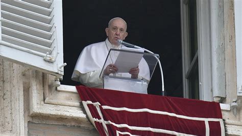 Papež Frančišek Stil Boga je njegova bližina ki se izraža po sočutnem