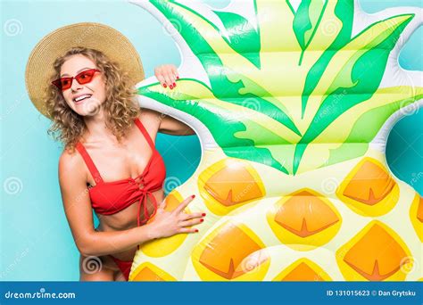 Muchacha Atractiva Con Un Cuerpo Perfecto En Un Bikini Rojo Sombrero Gafas De Sol En Un Fondo