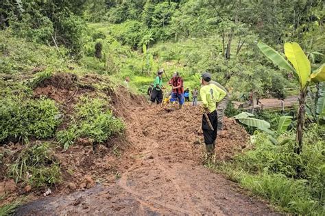 Longsor Tutup Jalan Raya Di Cililin Bandung Barat Akses Nangerang