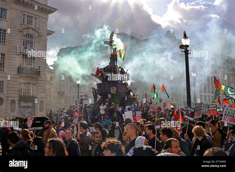 London, UK. 14th Oct, 2023. Demonstrators protest against the Isreali ...