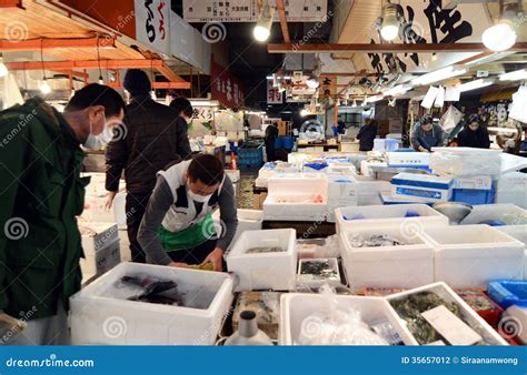 TOKYO - NOV 26: Seafood Vendors at the Tsukiji Wholesale Seafood ...