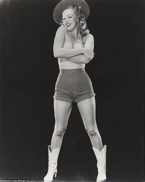 Ngắm những hình ảnh đẹp nhất nhân ngày sinh biểu tượng sex Marilyn Monroe