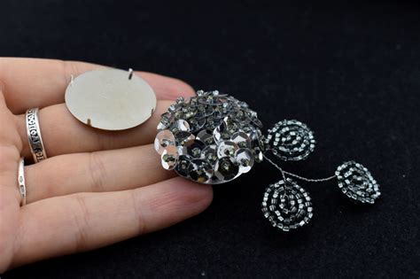 Брошь из пайеток и бисера своими руками