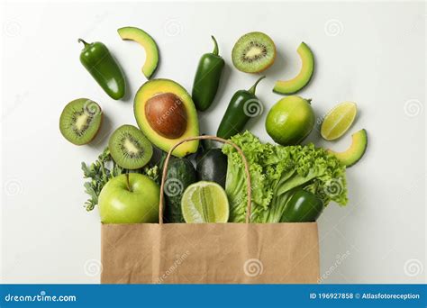 Bolsa De Papel Con Verduras Y Frutas Sobre Fondo Blanco Foto De Archivo