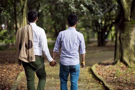 Hermosa pareja gay en el parque fotografía de stock actualtime