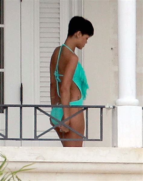 Rihanna Dan Mayolu Seksi Pozlar