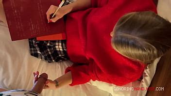 Tight Pussy Hot Slim Fit Girl le da a Santa una paja que ignora para provocar y tomar su líquido