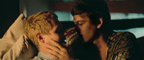 HOT GUYS KISSING NO NUDITY ThisVid