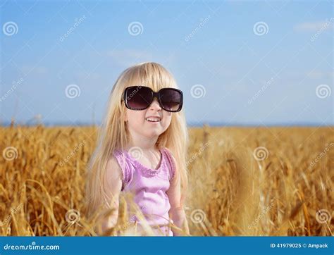 Petite Fille Blonde Mignonne Jouant Dans Un Domaine De Bl Image Stock