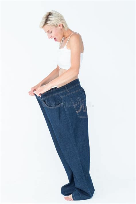 Blonde Sorprendido Que Lleva Los Pantalones Demasiado Grandes Imagen De Archivo Imagen De