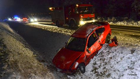 tvsleza Kołaczów BMW w rowie po nieudanym wyprzedzaniu ciężarówki