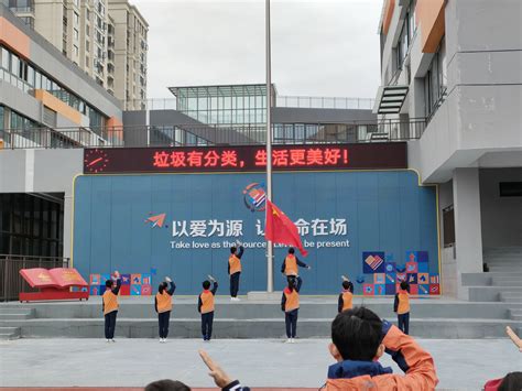 做文明学生，创文明校园，郑州市二七区大学路第四小学举行升旗仪式教育资讯河南商报网