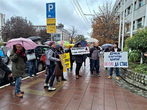 Dečiji kuturni centar Niš nastavlja protest zbog spajanja sa gubitaškim