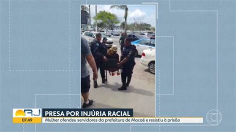 V Deo Mulher Presa Por Inj Ria Racial Resiste E Carregada At