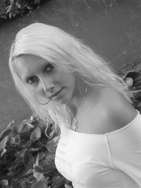 Ronja süße Blonde Schulhure Ronja CHYOA