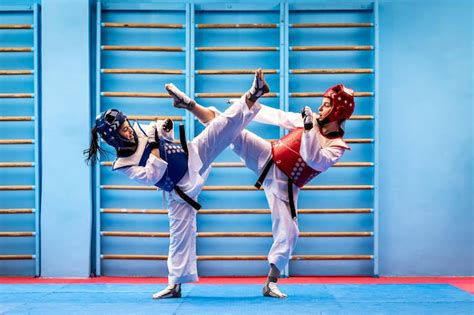 Retrato De Duas Mulheres Jovens Em Quimono E Atletas De Taekwondo De