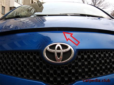 Открытие капота Toyota Yaris II 2005 - 2012
