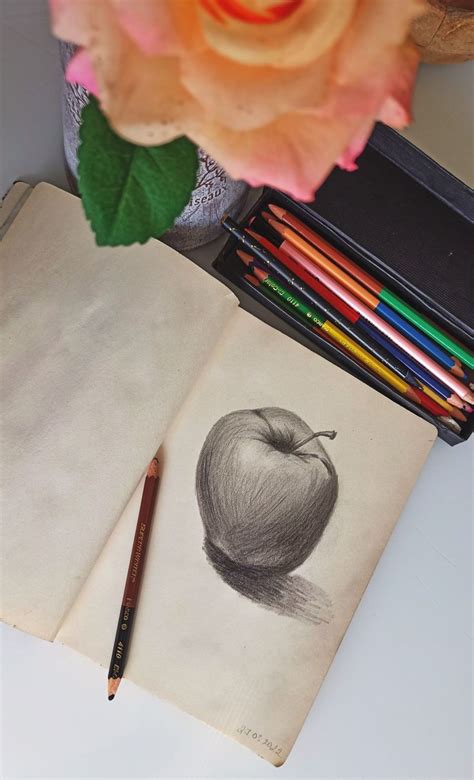 Apple pencil drawing | Apple pencil drawing, Alien art, Pencil drawings