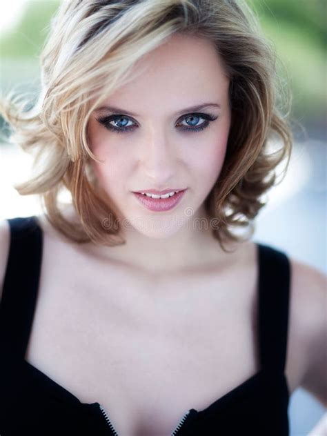 Portrait Vertical D Une Femme Blonde Regardant Droit Avec Ses Yeux Bleus Image Stock Image Du