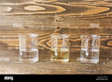 Vaso Precipitado Con Agua Y Aceite Fotograf As E Im Genes De Alta