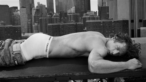 Jeremy Allen White deslumbra en la última campaña de Calvin Klein