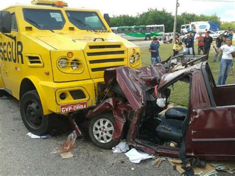 G Carro Forte Esmaga Frente De Picape Em Colis O E Deixa Dois