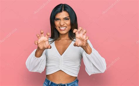 Joven Latina Transexual Transexual Mujer Vistiendo Ropa Casual Sonriendo Divertida Haciendo