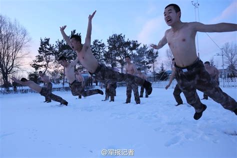 高清：北疆边防官兵冒零下20多度赤身“雪浴”【4】 军事 人民网