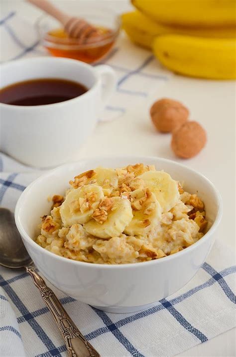 Porridge Della Farina D Avena Con La Banana Il Miele E Le Noci