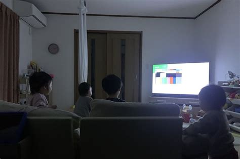 ただテレビを見ているだけの写真ではありません。意味がわかると怖い“ある意味”ホラーな1枚